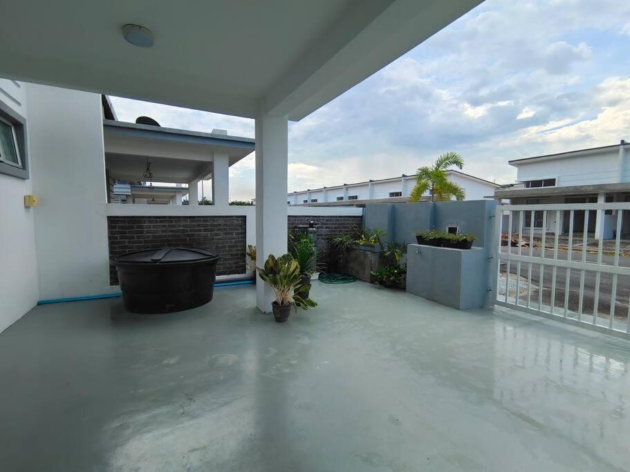 Rumah Aina Homestay Bukit Changgang Private Pool Kampong Melot 외부 사진