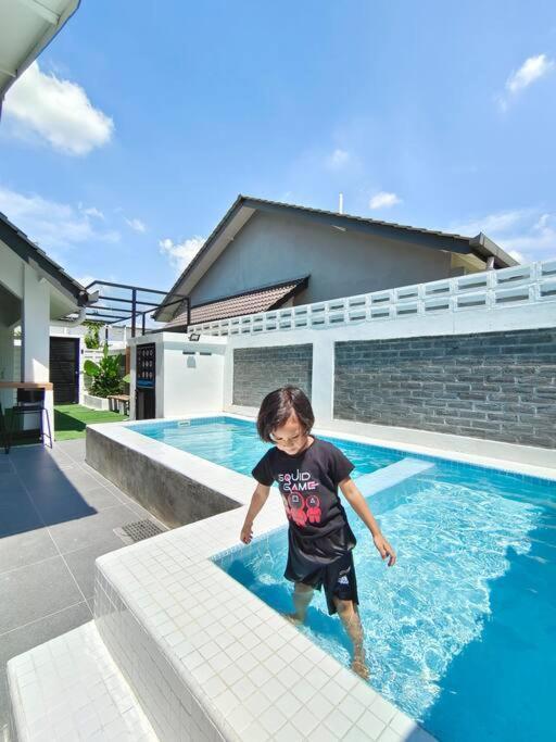 Rumah Aina Homestay Bukit Changgang Private Pool Kampong Melot 외부 사진