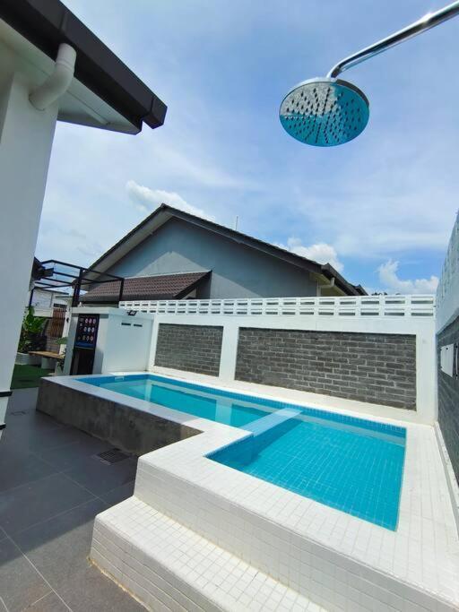 Rumah Aina Homestay Bukit Changgang Private Pool Kampong Melot 외부 사진