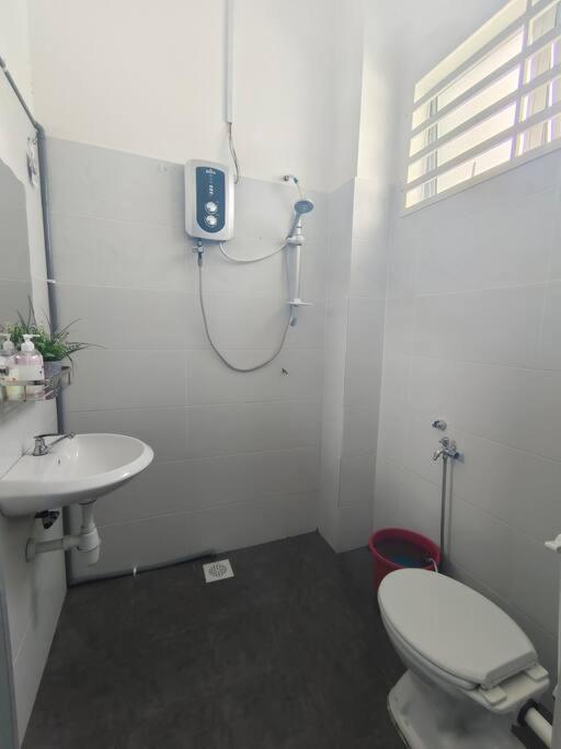 Rumah Aina Homestay Bukit Changgang Private Pool Kampong Melot 외부 사진
