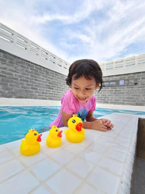 Rumah Aina Homestay Bukit Changgang Private Pool Kampong Melot 외부 사진
