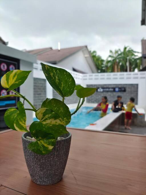 Rumah Aina Homestay Bukit Changgang Private Pool Kampong Melot 외부 사진