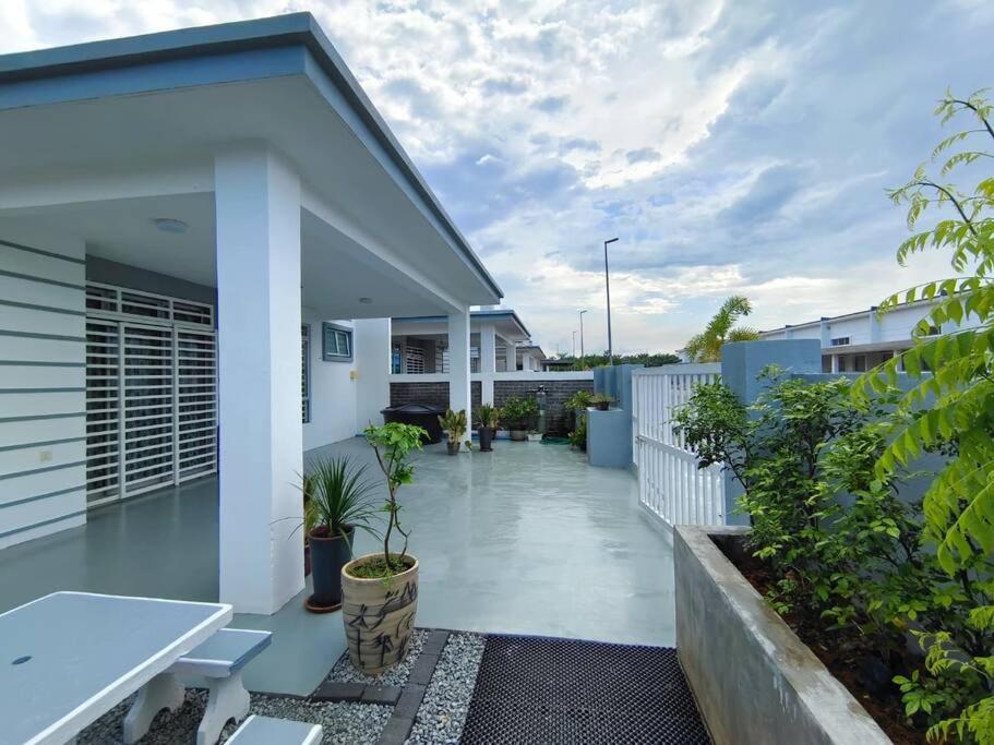 Rumah Aina Homestay Bukit Changgang Private Pool Kampong Melot 외부 사진